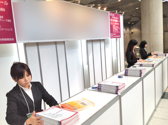 展示会場・各種イベントでの受付業務はお任せください。機転の利く、弊社女性スタッフにお任せください。